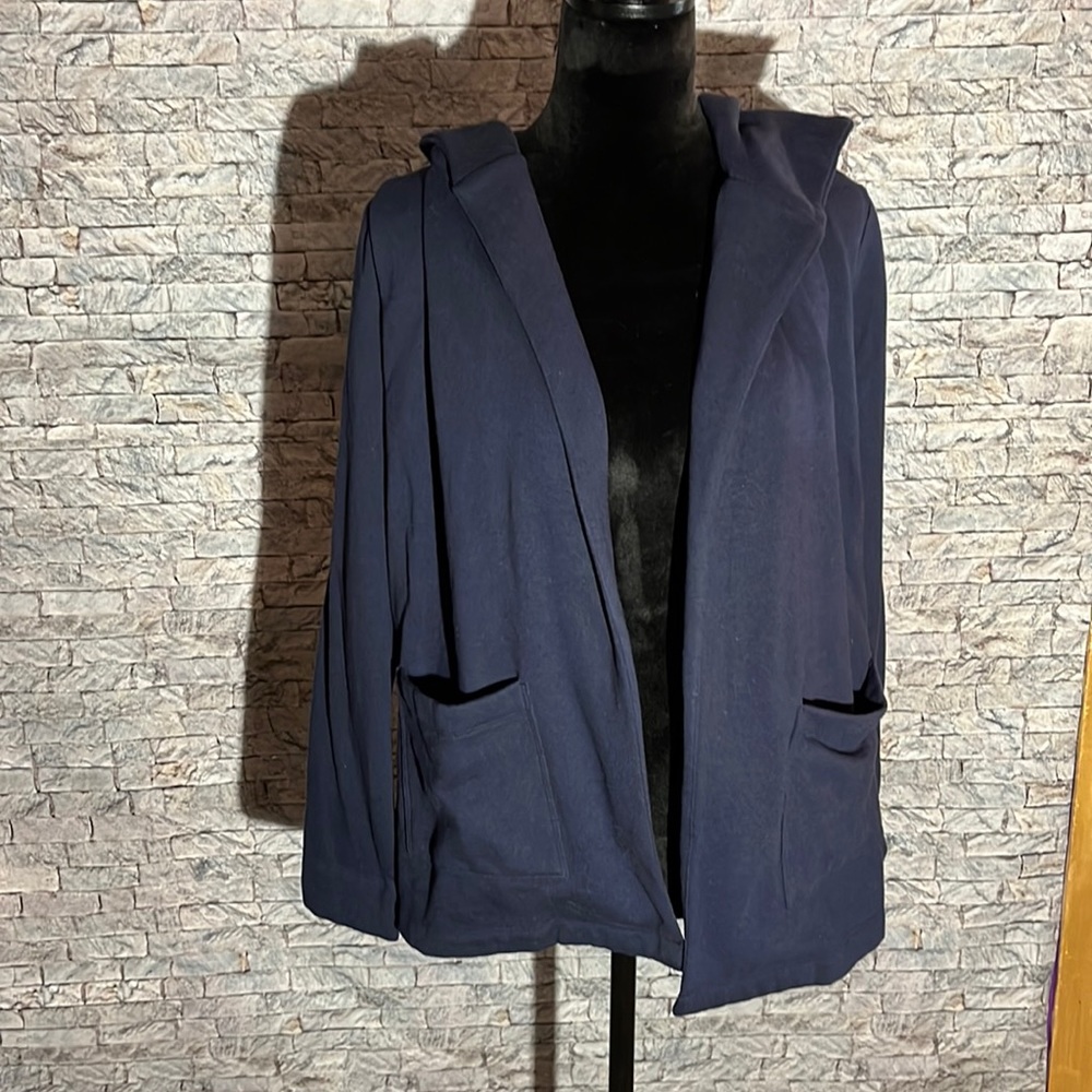NWT lift jersey material hoodie with pockets no zipper navy blue size small